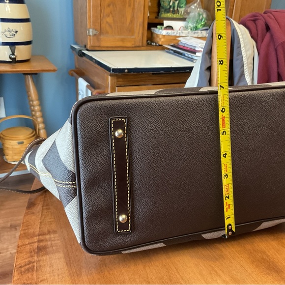 Dooney & Bourke Brown Tan Chevron Bailey Tote - Picture 13 of 14